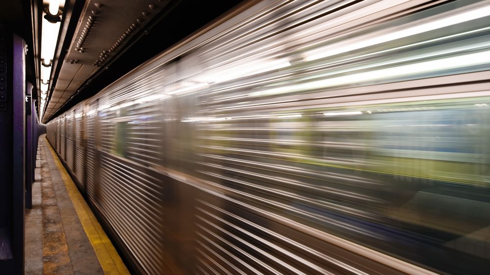 Vozíčkář sjel v newyorském metru do kolejiště, lidé na nástupišti rychle zasáhli